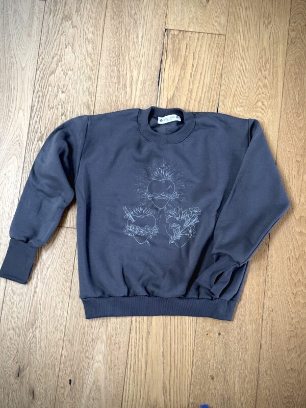 Buzo corazones gris oscuro talle 12-14.